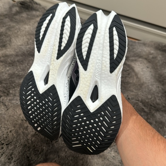 Women’s New Saucony sneakers - Picture 3 of 5